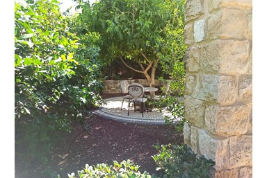 אצל מיס דייזי - מתחם החוץ