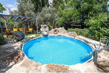 חלום במערה - החצר, הבריכה והג'קוזי 