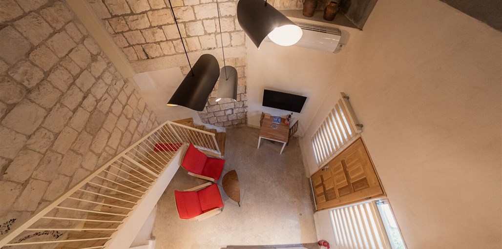 חליל אירוח בסמטה כפרית DSC05611.jpg