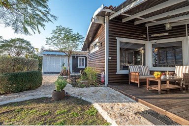 דובדבן בגולן - לזוגות בלבד - החצר והנוף