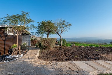 דובדבן בגולן - לזוגות בלבד - החצר והנוף