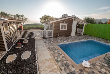 דובדבן בגולן - לזוגות בלבד - החצר והנוף