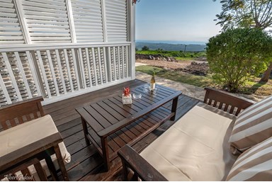 דובדבן בגולן - לזוגות בלבד - החצר והנוף