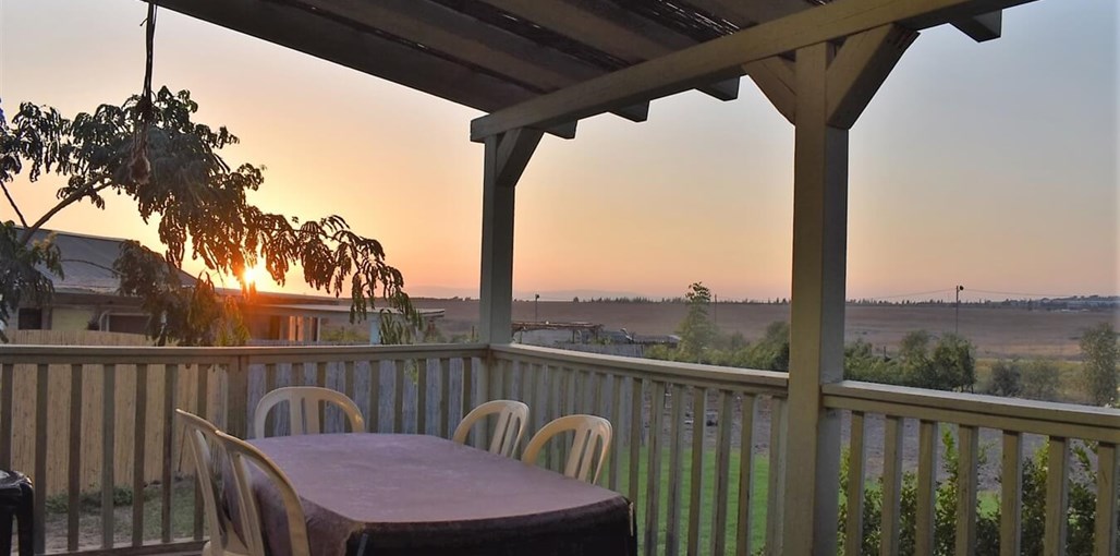 בקתה באופק הפרגולה 1.JPG