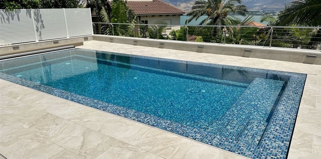 אור בכנרת החצר והבריכה (1).jpg