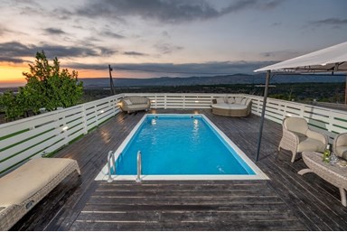 בקתות הקשת - החצר והבריכות