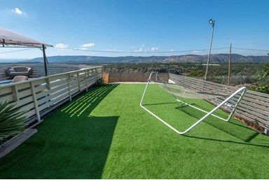 בקתות הקשת - החצר והבריכות