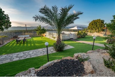 בקתות הקשת - החצר והבריכות