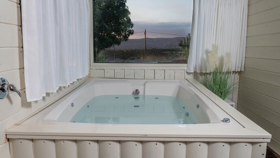 בקתות הקשת מול הים (2).jpg