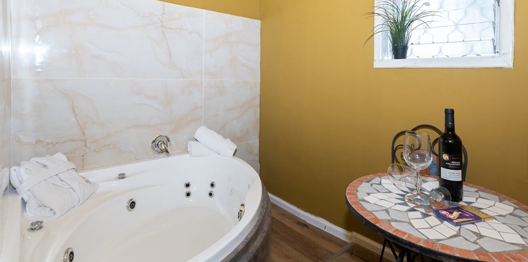 הרמספא הוטל - Hermespa Hotel חדר עם ג'קוזי (6).jpg