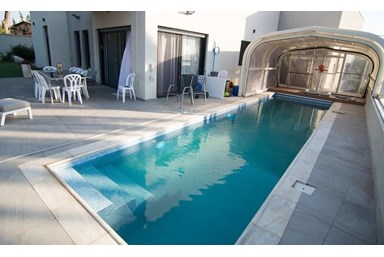 קסם המלכה - החצר והסביבה