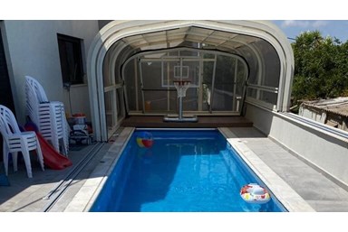 קסם המלכה - החצר והסביבה