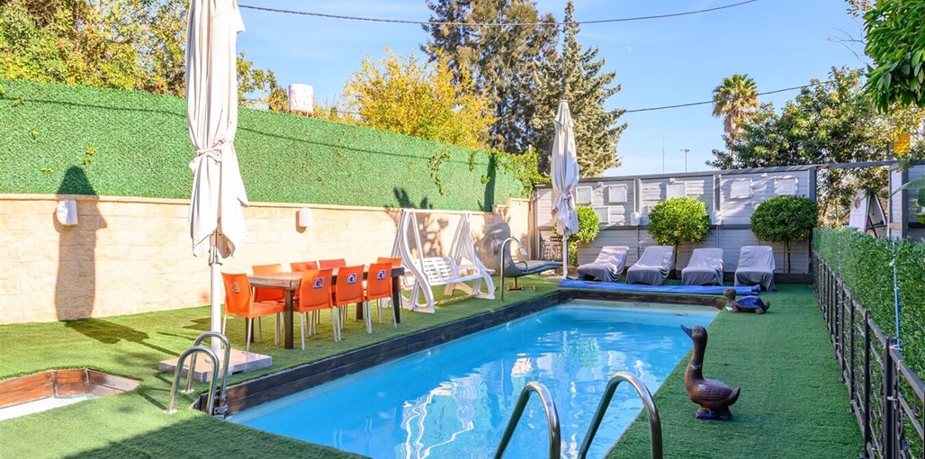 קסליה בריכה וחצר (1).jpg