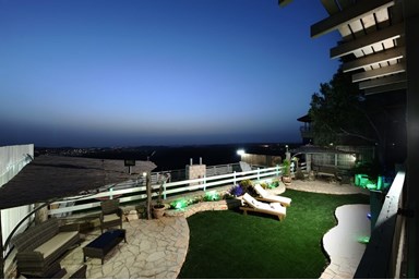 נוגעים בשמיים