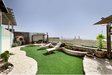 נוגעים בשמיים - מתחם החוץ