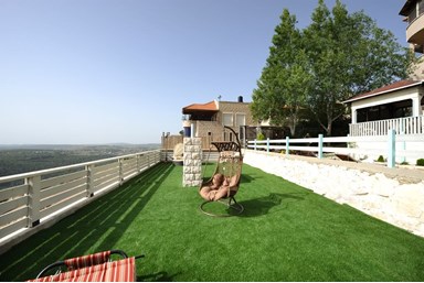 נוגעים בשמיים