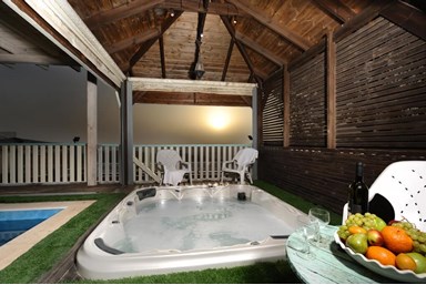 נוגעים בשמיים