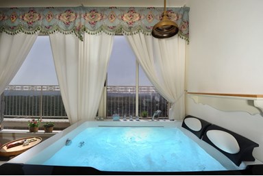 נוגעים בשמיים