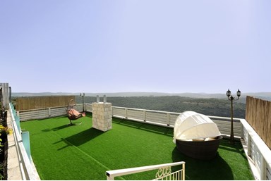 נוגעים בשמיים