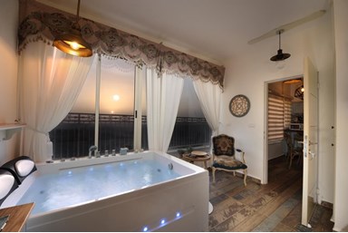 נוגעים בשמיים