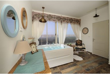 נוגעים בשמיים