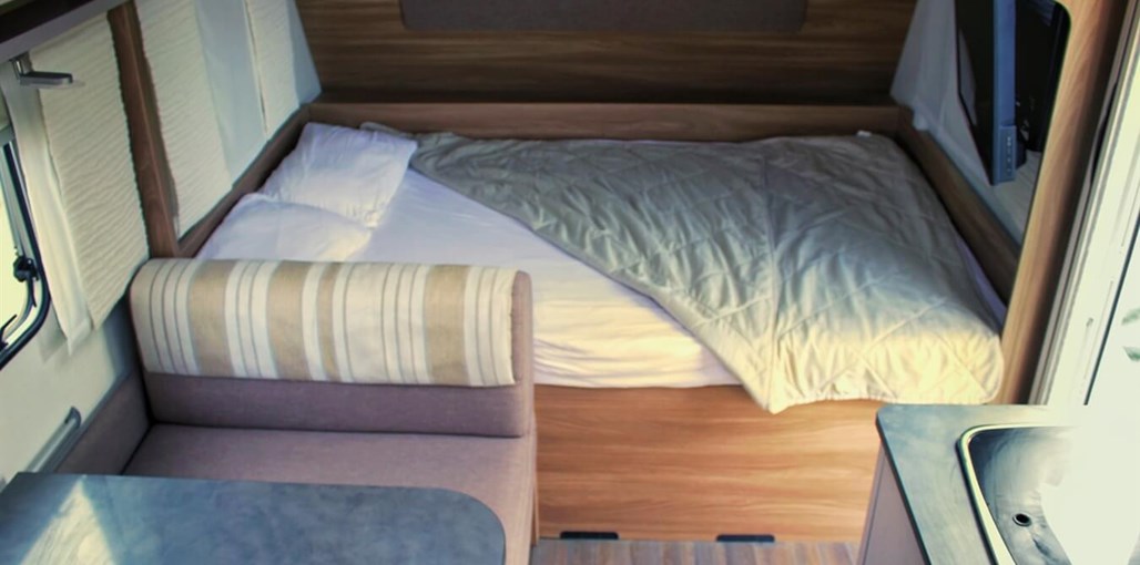 בצת על הים - גלמפינג קמפינג וקרוואנים פנים קרוואן (1).jpeg