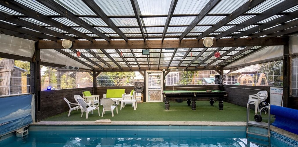 לאונרדו בטבע החצר והבריכה (4).jpg