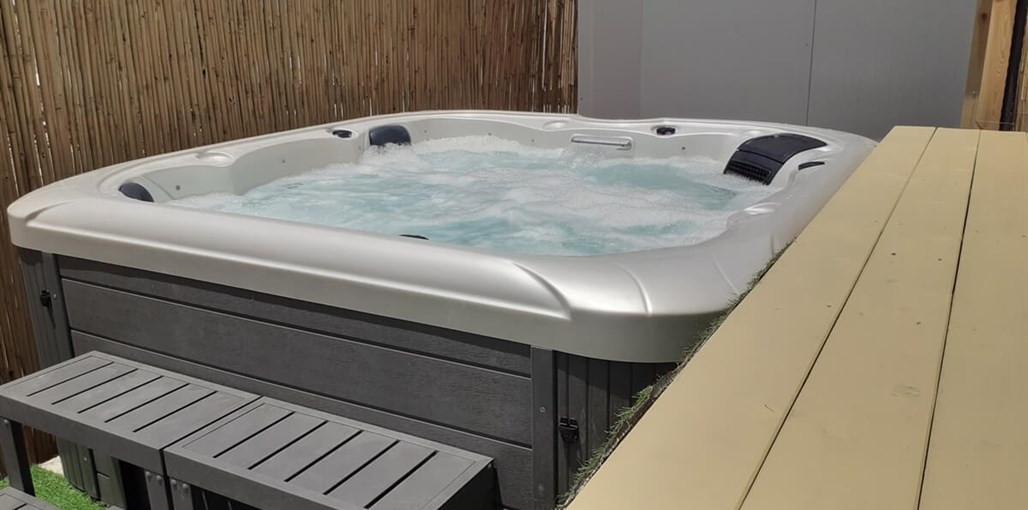 הרוח שבלב ג'קוזי (1).jpg