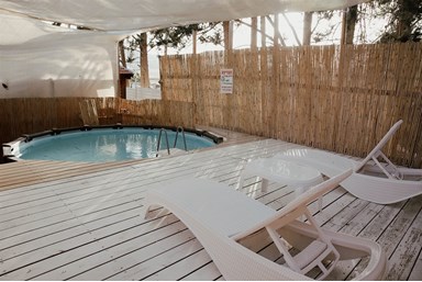 בארץ אהבתי בהזורעים - החצר והבריכה 