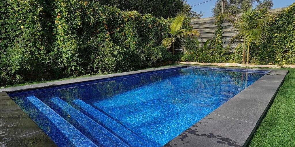 על גדות הירדן הבריכה (3).jpg