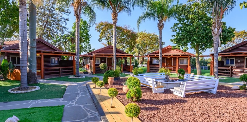 הלנה אירוח כפרי - HELENA החצר (1).jpg