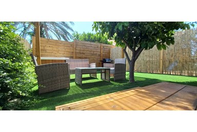 נגיעות הגולן - החצר והסביבה