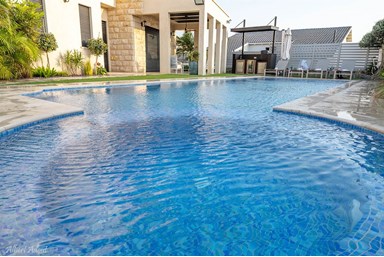 סוויטות התבור - החצר והבריכה 