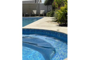 סוויטות התבור - החצר והבריכה 