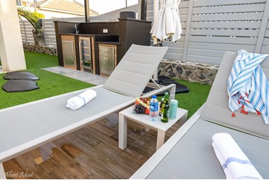 סוויטות התבור - החצר והבריכה 