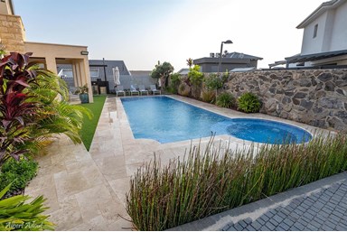 סוויטות התבור - החצר והבריכה 