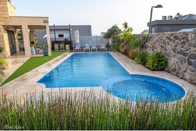 סוויטות התבור - החצר והבריכה 