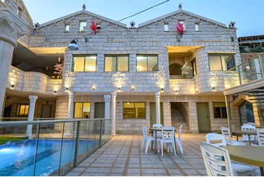 סוויטות ארמון מוראד - החצר והבריכה 