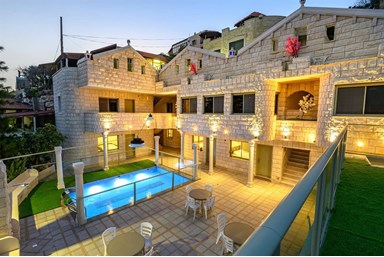 סוויטות ארמון מוראד - החצר והבריכה 