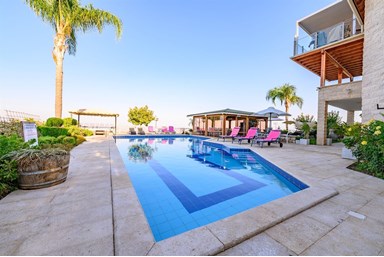 אחוזת רום - החצר והבריכה 