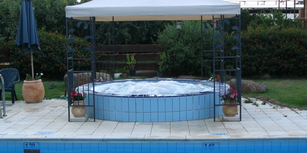 Wood House Inn בית העץ מתחם החוץ (6).JPG