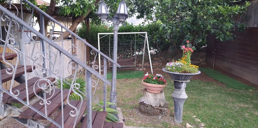 פרובנס בכנרת החצר (1).jpg