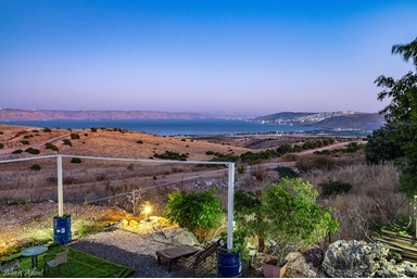 הבקתות של רחל - החצר