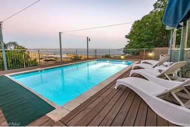 הבקתות של רחל - החצר