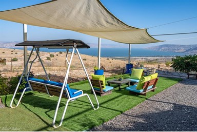 הבקתות של רחל - החצר