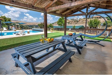 נופש בהרים - החצר והבריכה