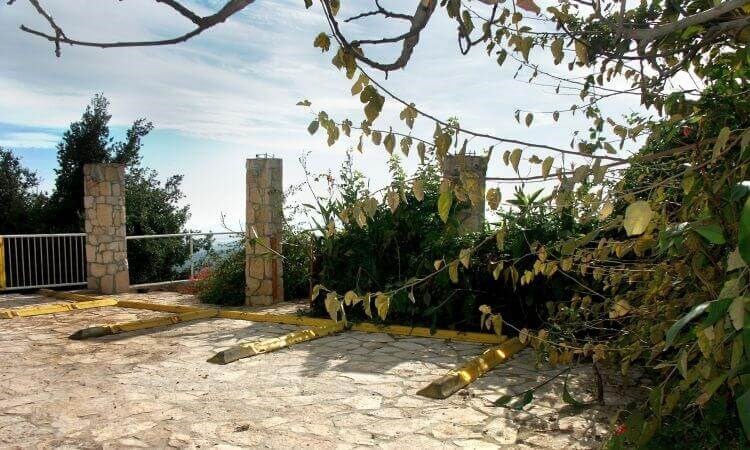 און בר קייט החצר (2).jpg