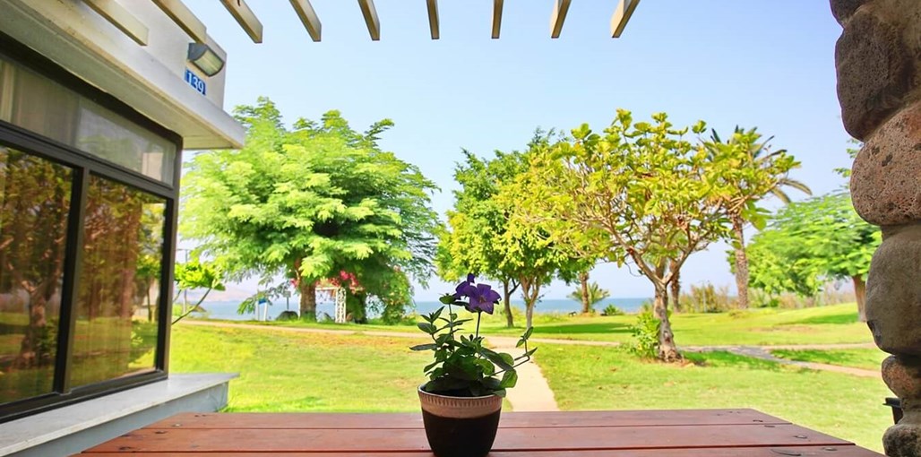 מעגן עדן - כפר נופש בכנרת שורה ראשונה לחוף.jpg