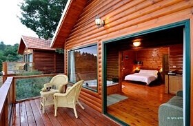 לוין נוף מרהיב  - בקתות עץ זוגיות ומשפחתיות