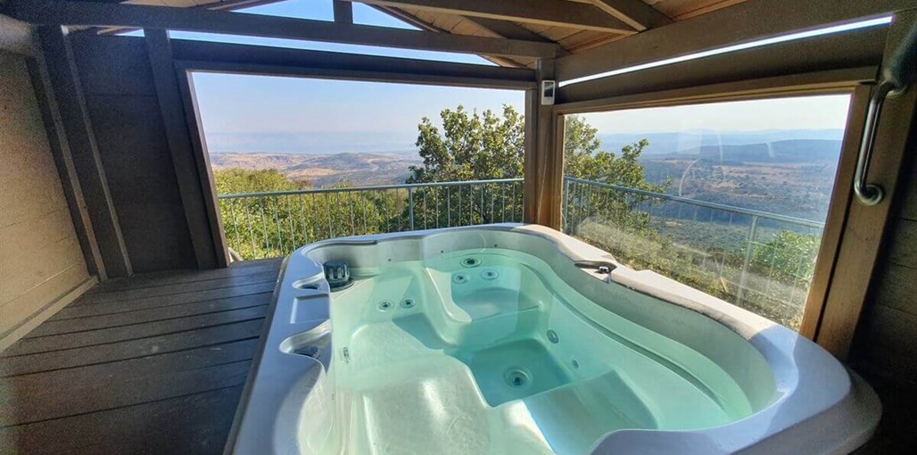 שוויץ באמירים - צימרים וספא ג'קוזי חיצוני (1).jpg